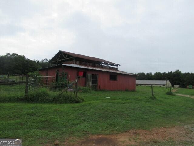 view of side of property featuring a yard