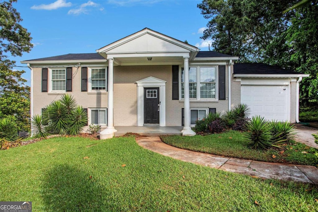 view of front facade featuring a front yard and a garage