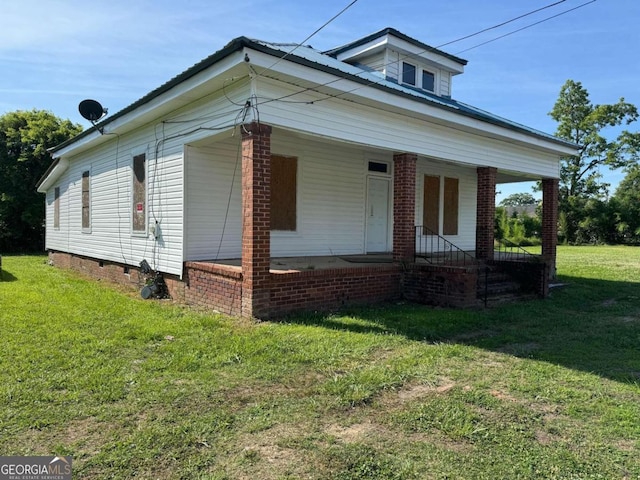 bungalow-style home with a front lawn and a porch