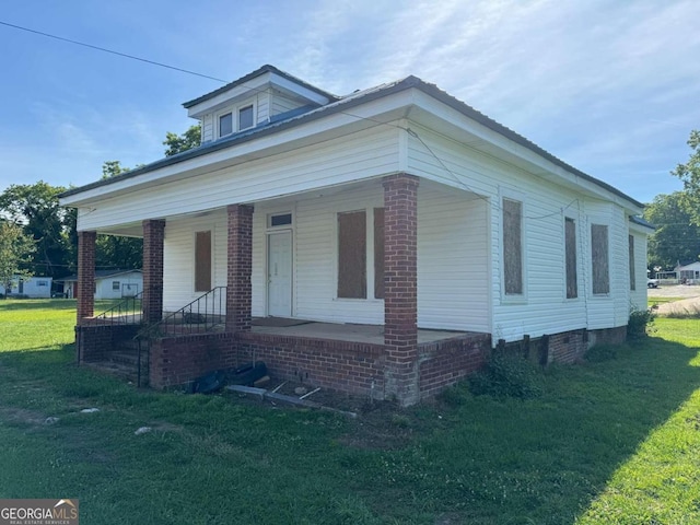 view of front of home with a front lawn