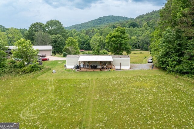 view of yard featuring an outdoor structure