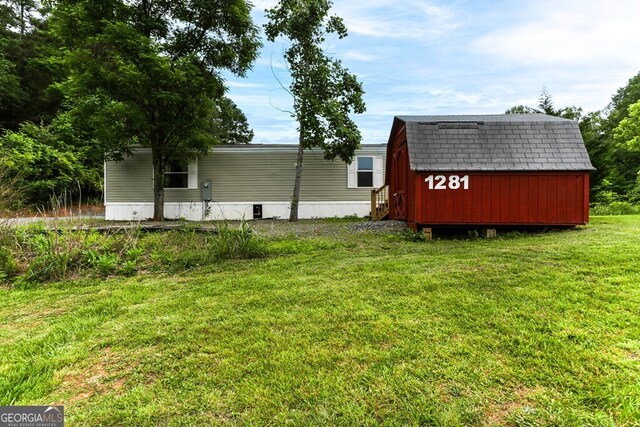 view of yard featuring an outdoor structure