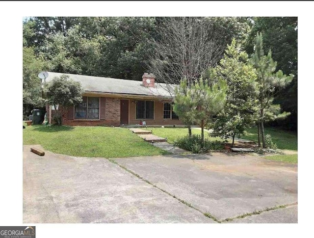 ranch-style house featuring a front yard