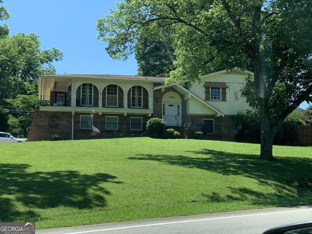 view of front of property featuring a front yard