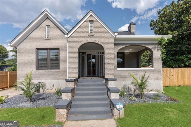 view of front of house featuring a front yard