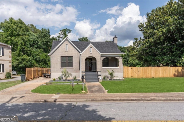 view of front of home featuring a front lawn