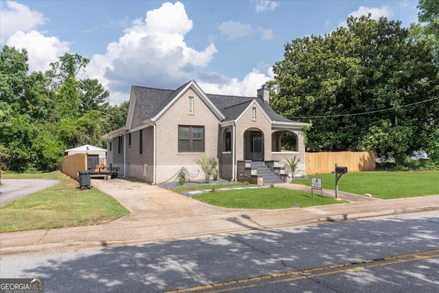 view of front facade with a front lawn