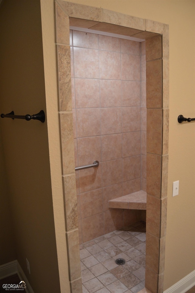 bathroom featuring a tile shower