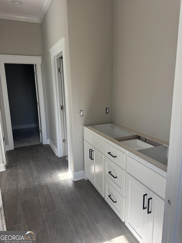 bathroom featuring ornamental molding