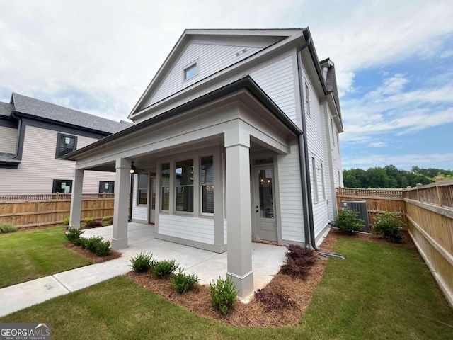 view of front of home featuring a front lawn