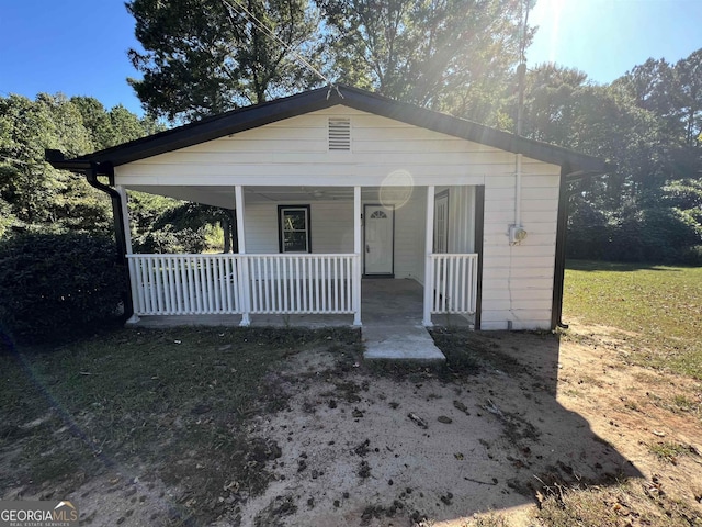 view of front of house featuring a porch and a front lawn