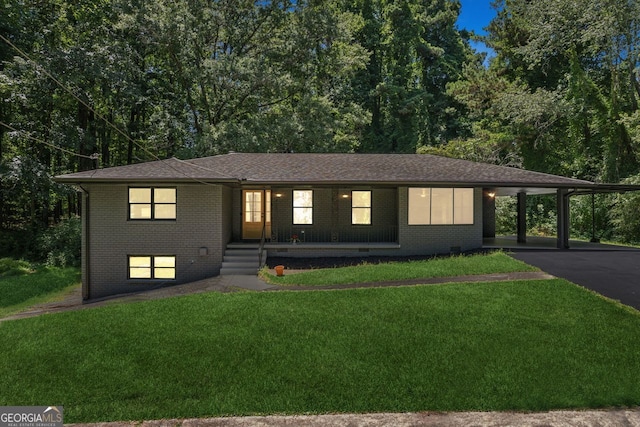 view of front of property featuring a front yard and a carport