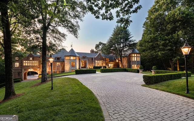 view of front of home featuring a lawn