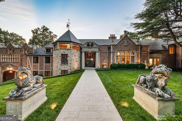 view of front of property with a front lawn