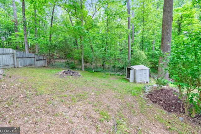 view of yard with a storage shed