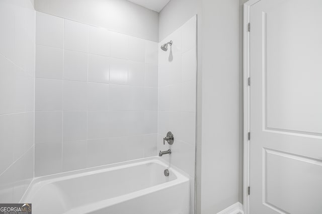 bathroom with tiled shower / bath