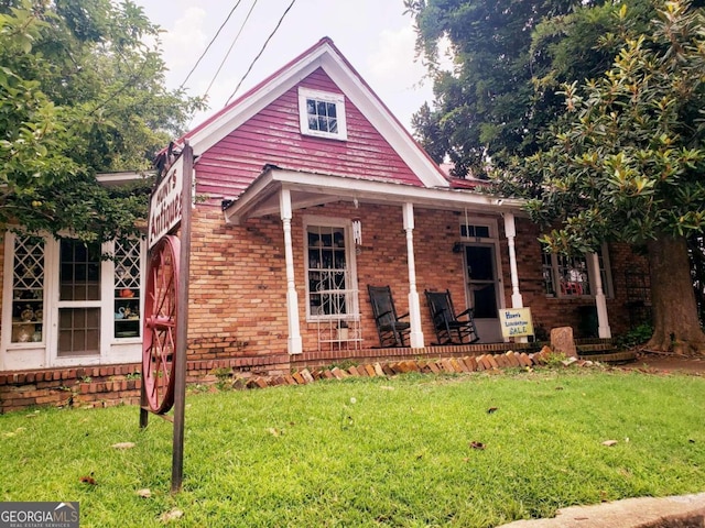 view of front of house featuring a front yard and a porch