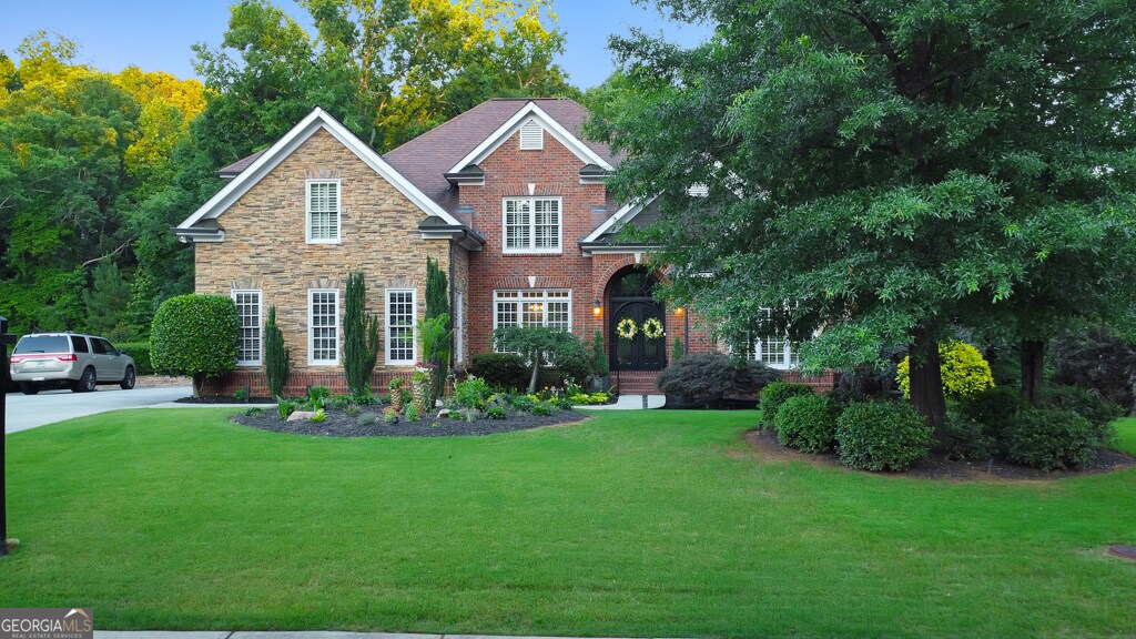 view of front facade with a front lawn