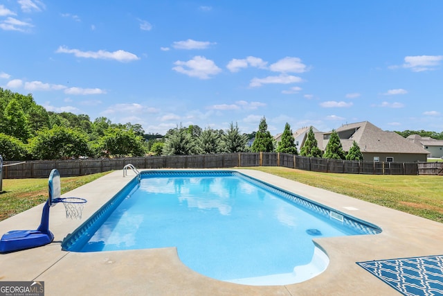 view of swimming pool with a lawn