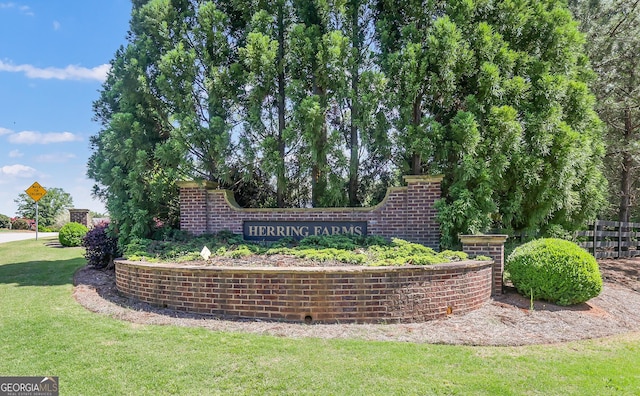 community sign featuring a lawn