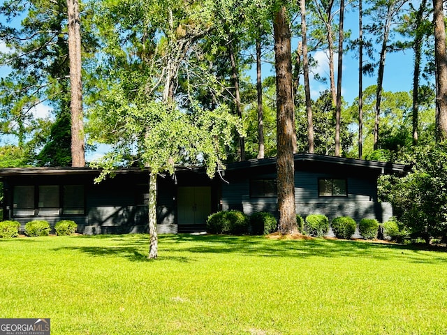 view of front of home featuring a front yard