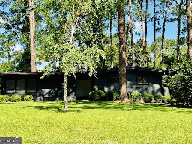 view of front of house with a front lawn