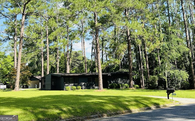 view of property's community featuring a lawn