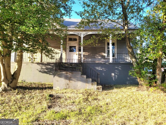 view of front of property featuring covered porch