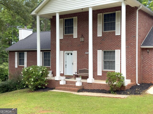 view of front of house with a front lawn