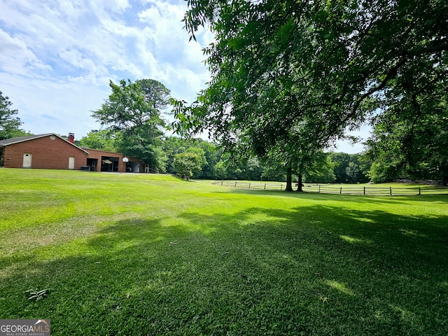 view of yard featuring a rural view