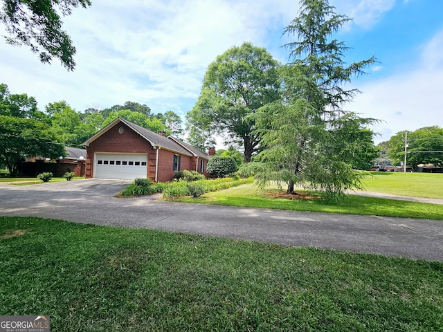 view of front facade featuring a front lawn and a garage