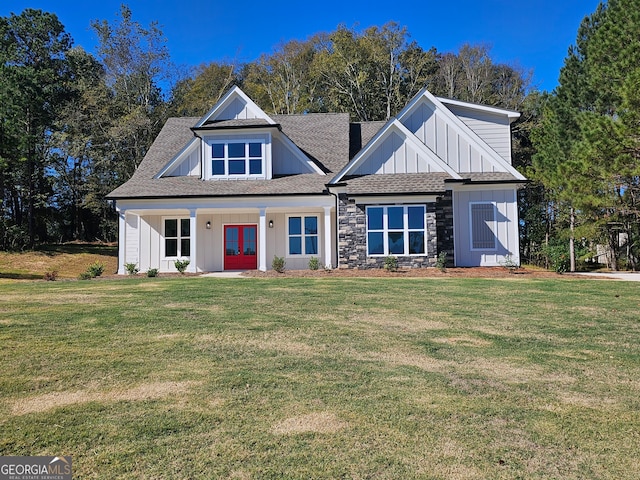 view of front of house featuring a front lawn