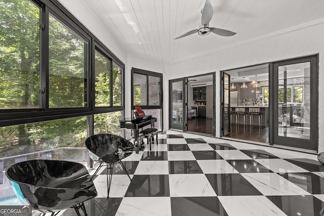 sunroom with ceiling fan