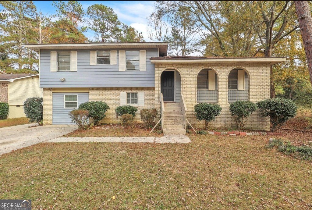 tri-level home with a front yard