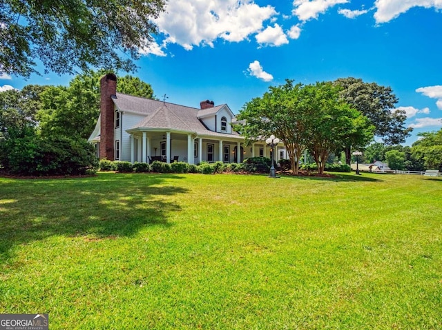 view of front of property featuring a front yard