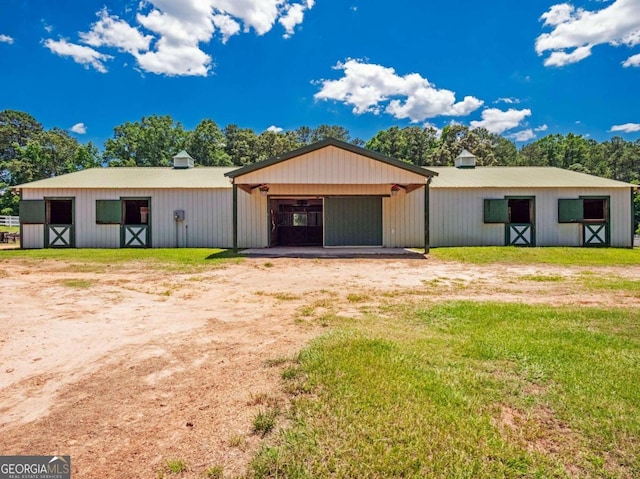 single story home featuring an outdoor structure