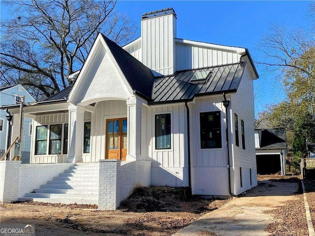 view of front facade featuring a garage