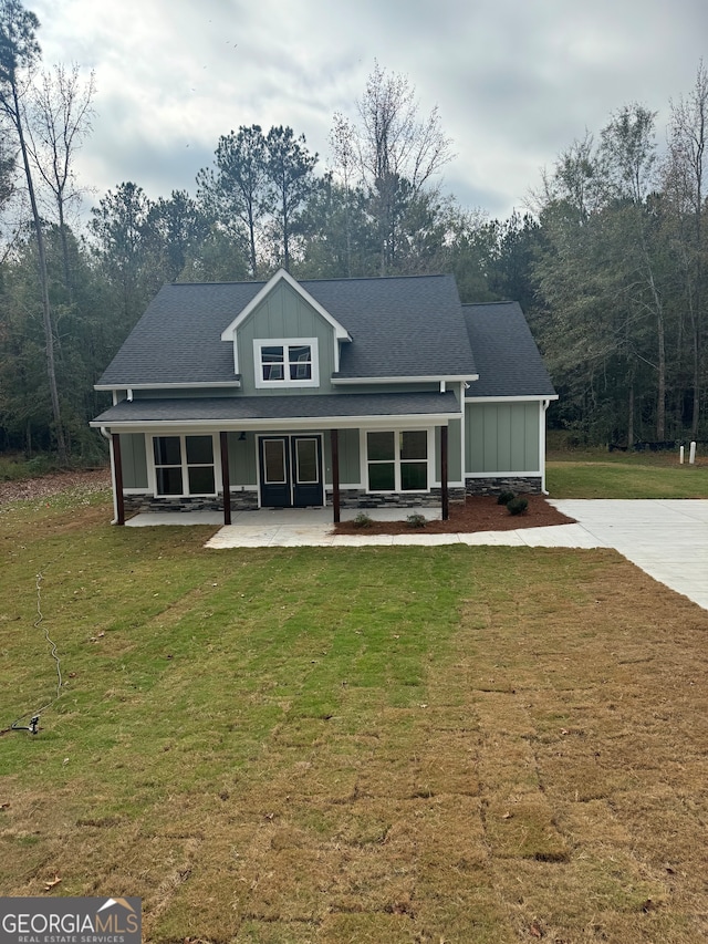 view of front of property featuring a patio and a front yard