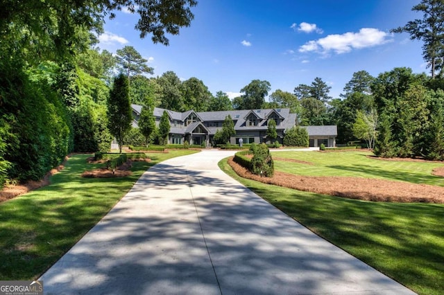 view of front of property featuring a front yard