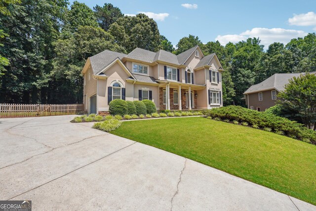 view of front of home featuring a front lawn