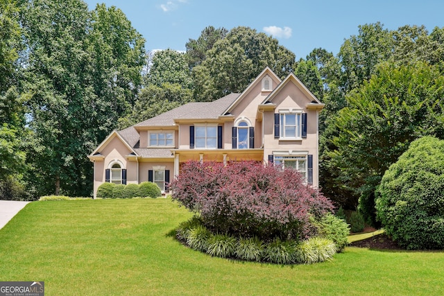 view of front of property featuring a front yard