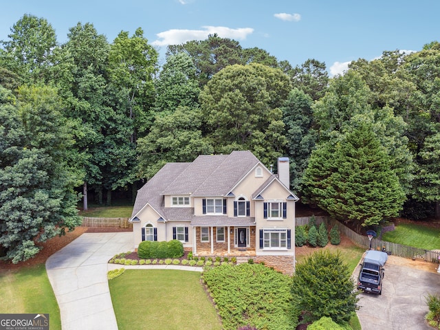 view of front of property featuring a front yard