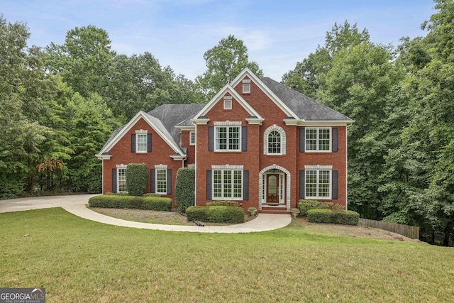 view of front of home featuring a front lawn