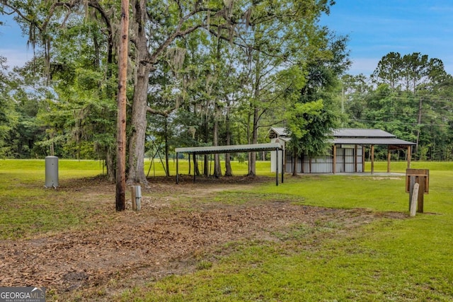 view of property's community featuring a lawn