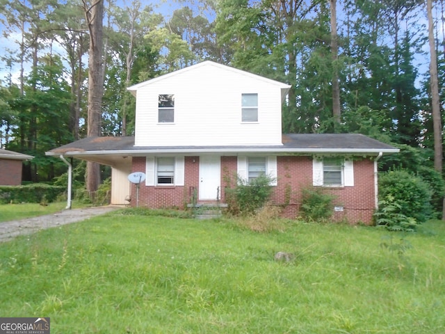 view of front facade featuring a carport and a front lawn