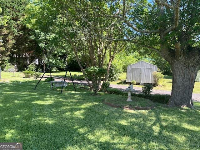 view of yard featuring a storage unit