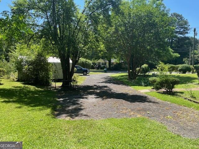 view of property's community featuring a lawn