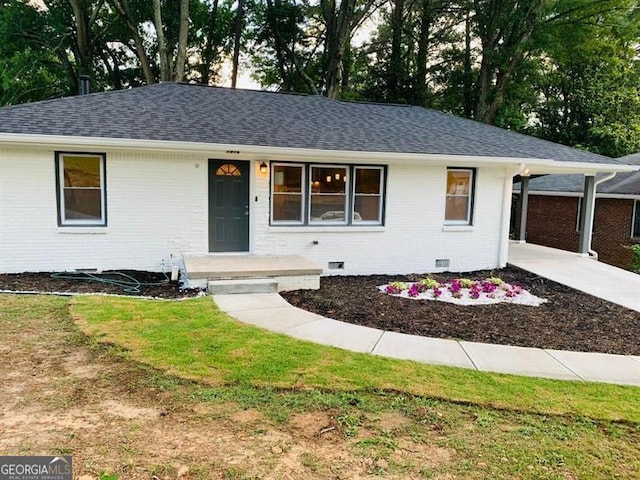 ranch-style house featuring a front yard