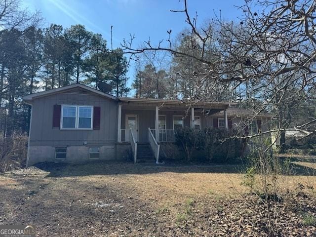 single story home with a porch