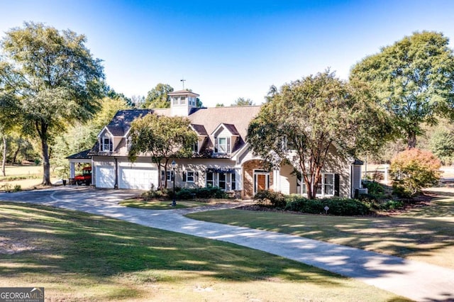 view of front facade with a front yard